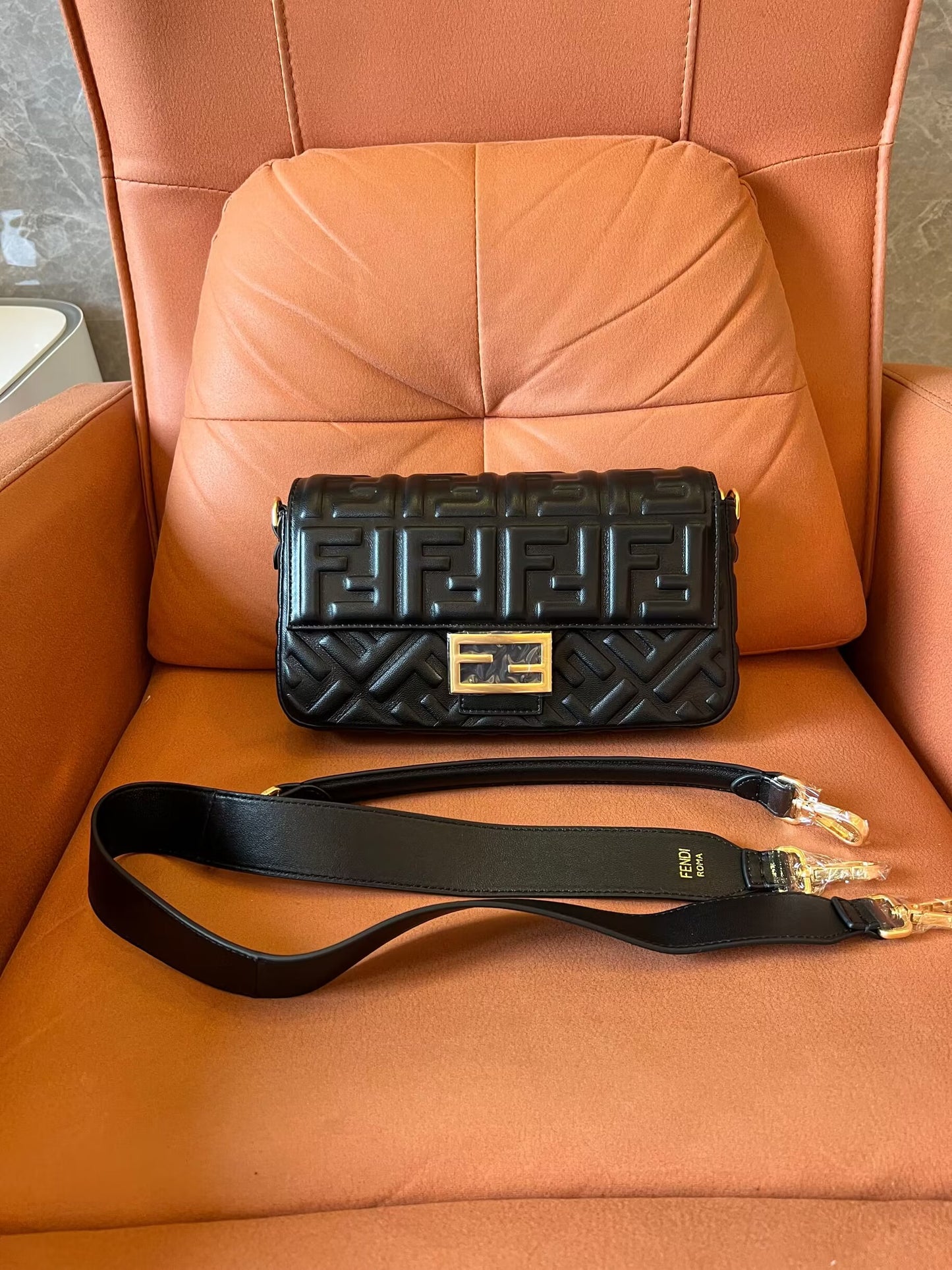 Estuche para teléfono Fendi Baguette de piel napa negra