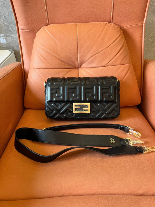 Estuche para teléfono Fendi Baguette de piel napa negra