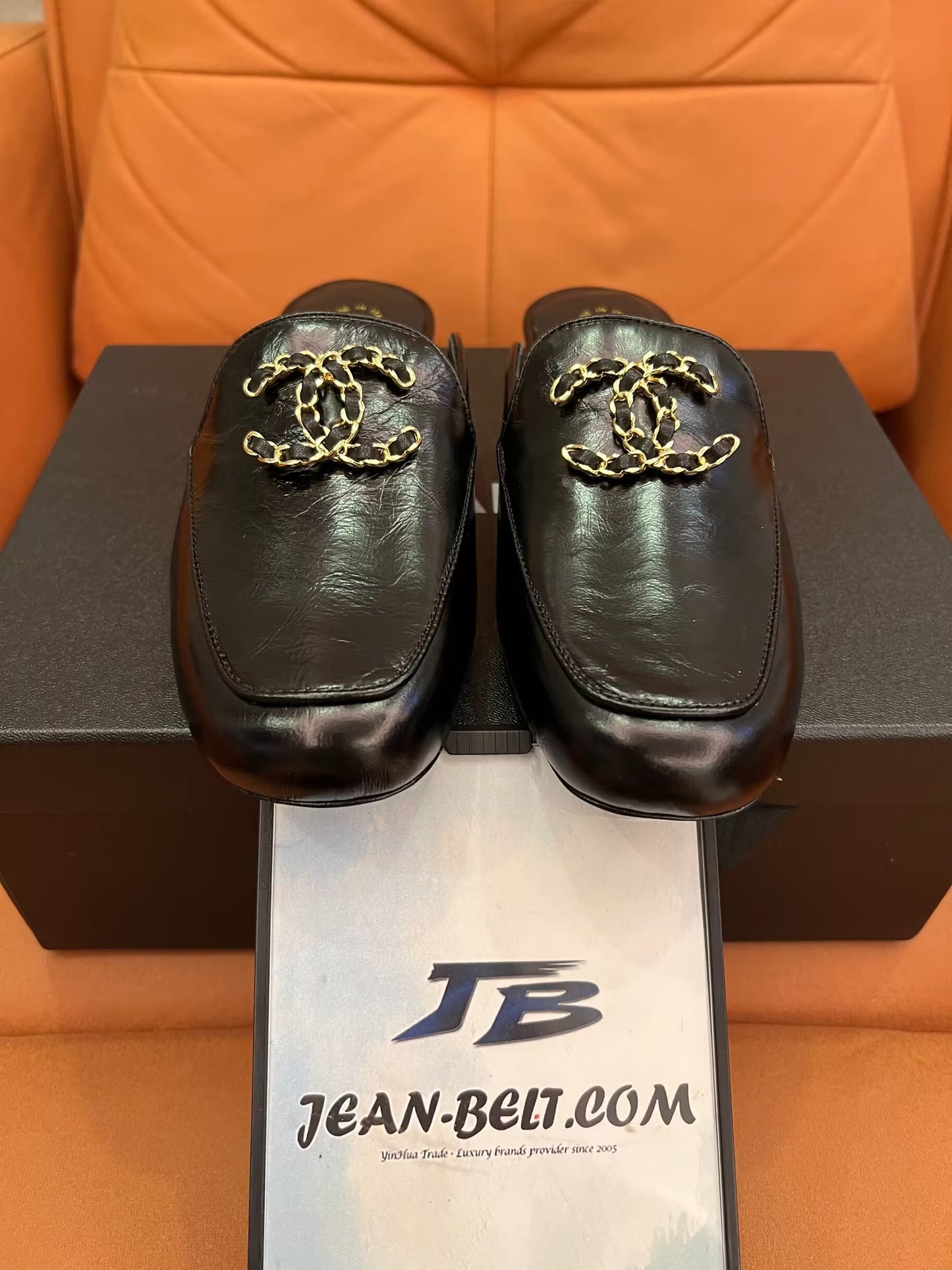 Mocasines con cadena Chanel en piel negra