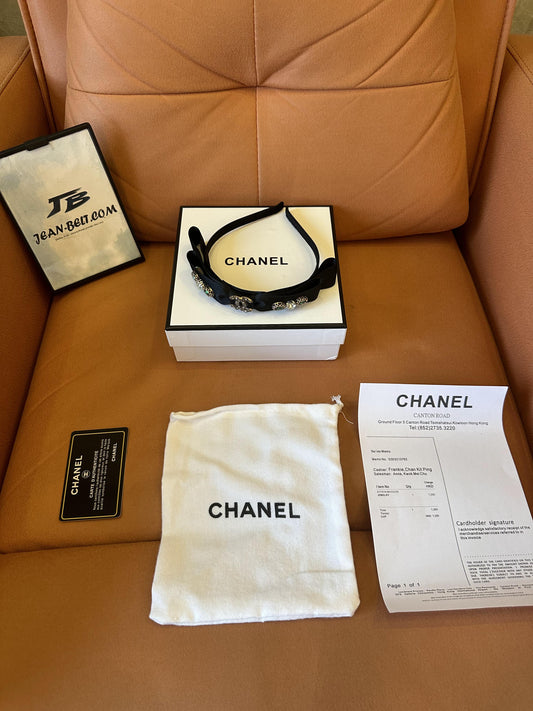 Diadema clásica negra de Chanel con logotipo CC de cristal