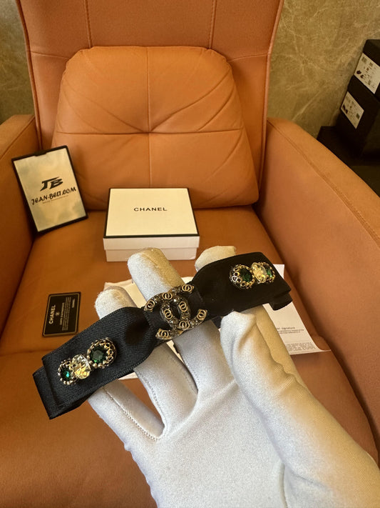 Diadema clásica negra de Chanel con logotipo CC de cristal