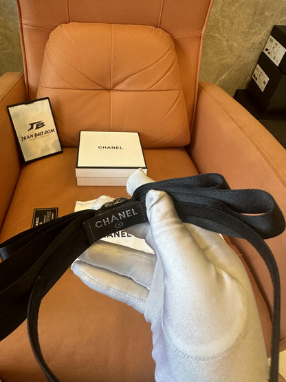 Diadema clásica negra de Chanel con logotipo CC de cristal