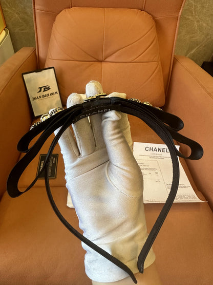 Diadema clásica negra de Chanel con logotipo CC de cristal