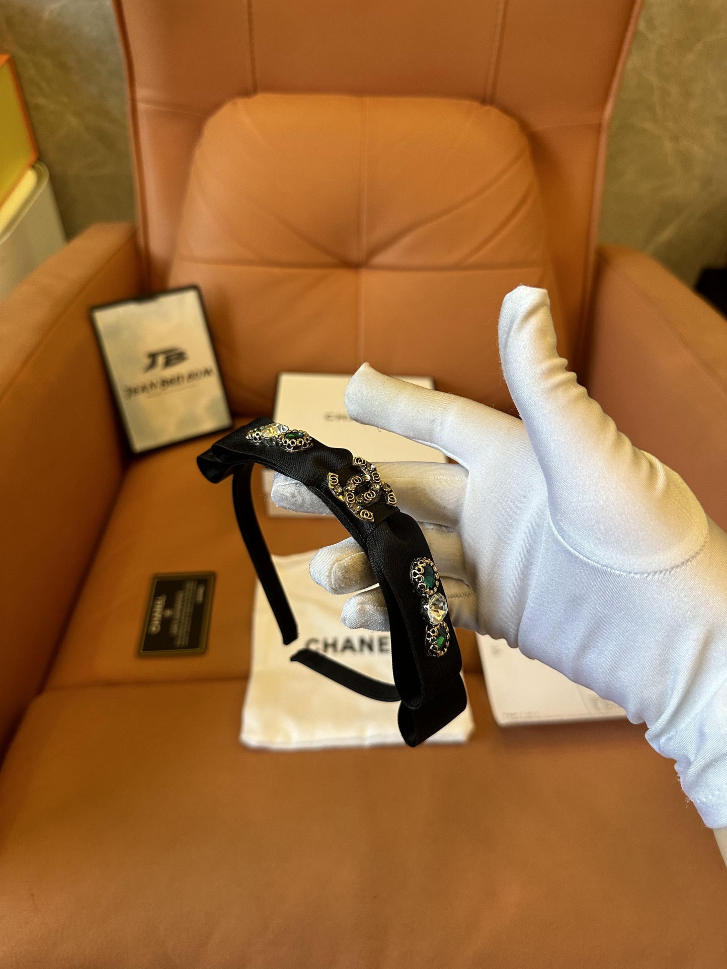 Diadema clásica negra de Chanel con logotipo CC de cristal