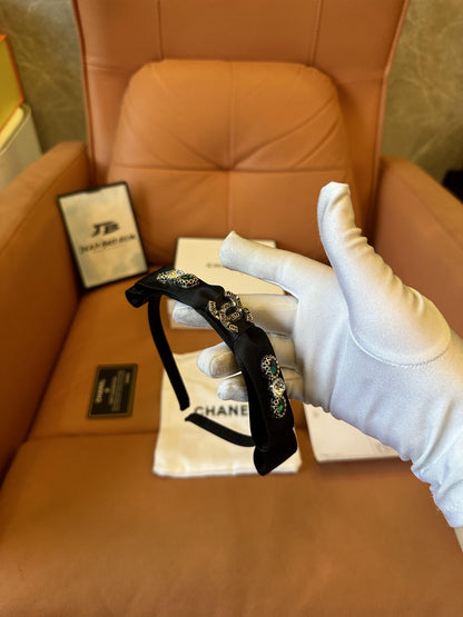 Diadema clásica negra de Chanel con logotipo CC de cristal