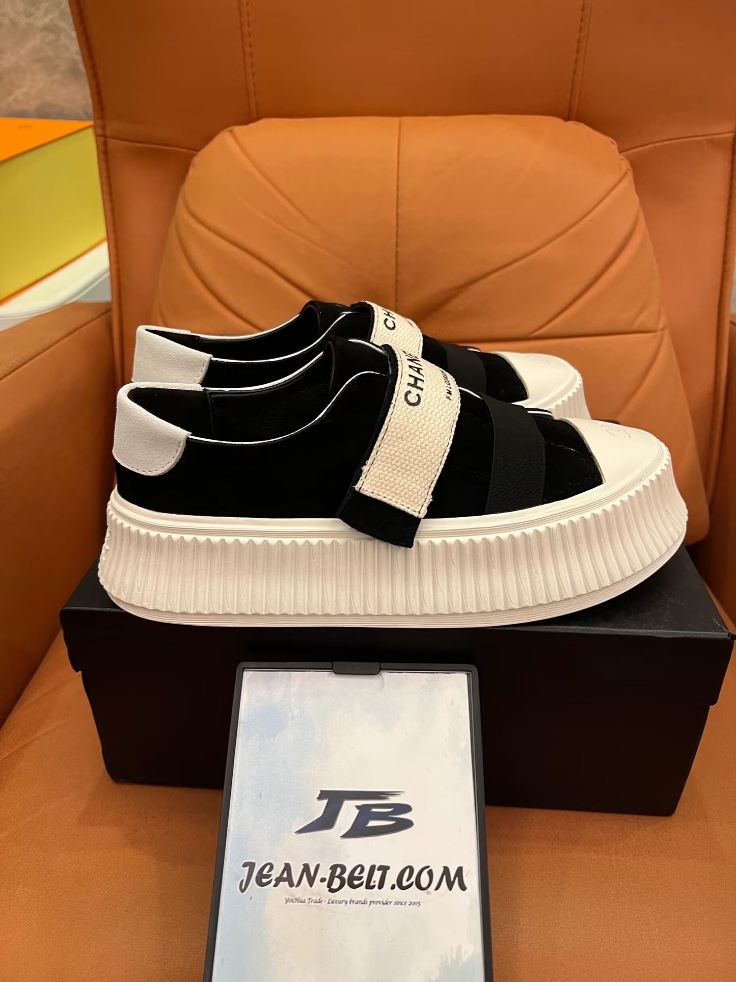 Zapatillas de plataforma con velcro de Chanel