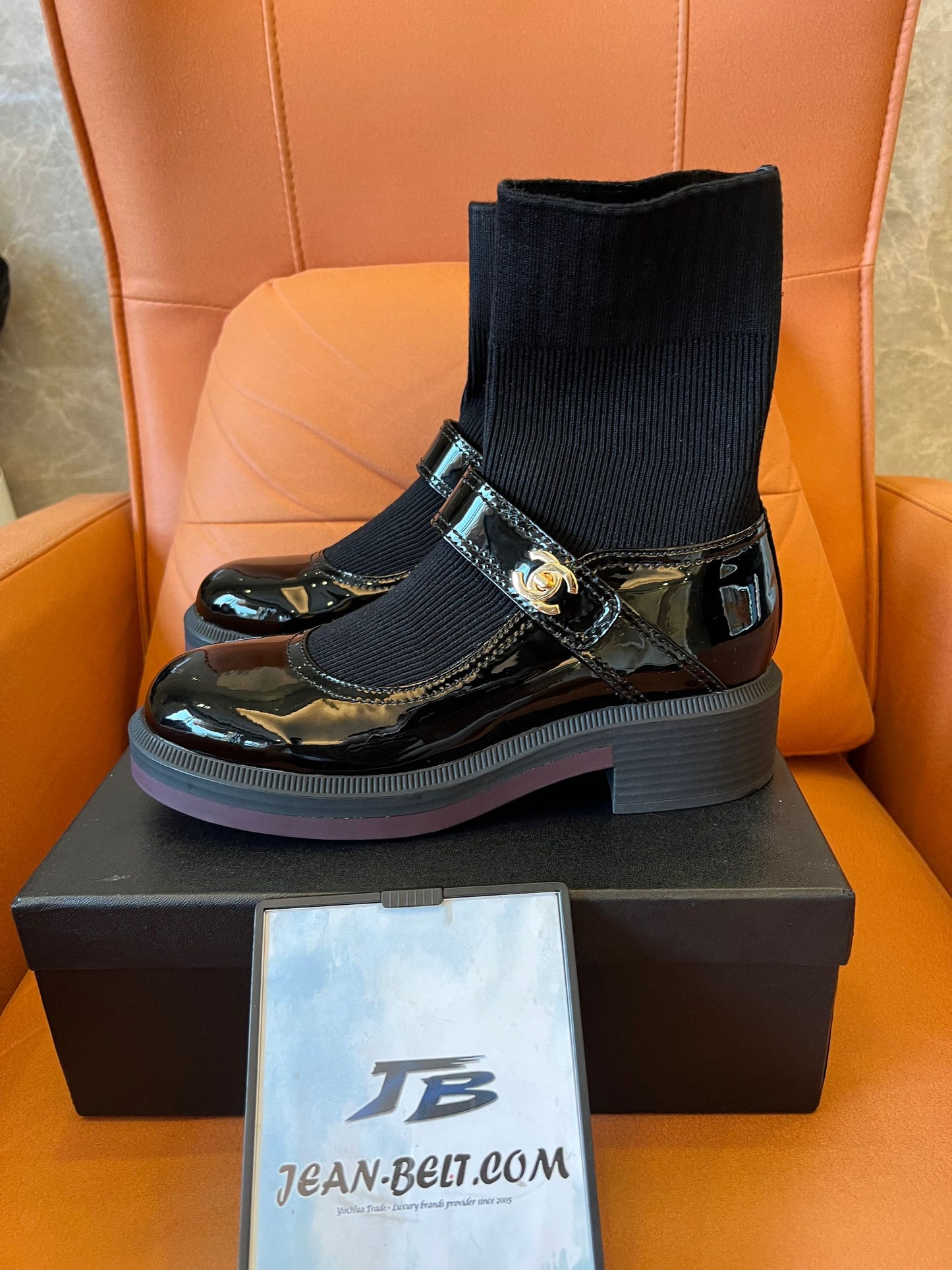 Zapatos Mary Jane de punta redonda de Chanel, botas cortas con calcetín elástico