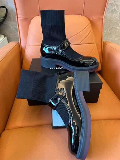 Zapatos Mary Jane de punta redonda de Chanel, botas cortas con calcetín elástico