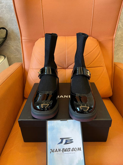Zapatos Mary Jane de punta redonda de Chanel, botas cortas con calcetín elástico