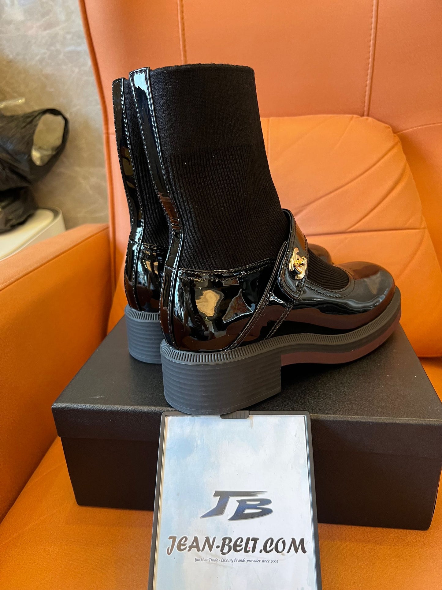 Zapatos Mary Jane de punta redonda de Chanel, botas cortas con calcetín elástico