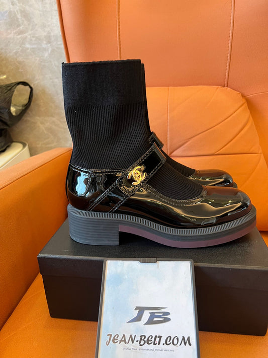 Zapatos Mary Jane de punta redonda de Chanel, botas cortas con calcetín elástico