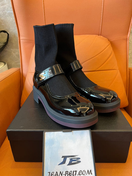 Zapatos Mary Jane de punta redonda de Chanel, botas cortas con calcetín elástico