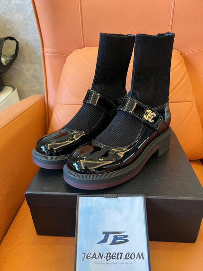 Zapatos Mary Jane de punta redonda de Chanel, botas cortas con calcetín elástico