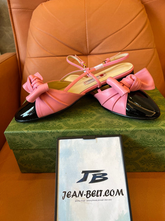 Sandália rasteira rosa com laço da Gucci
