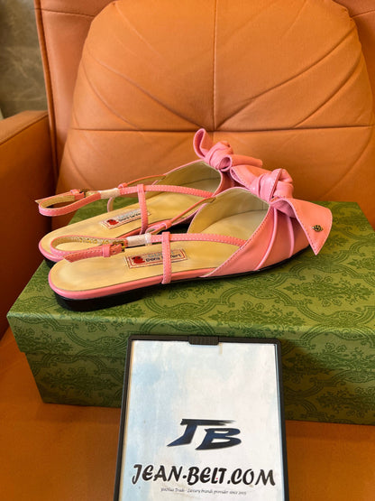Sandália rasteira rosa com laço da Gucci