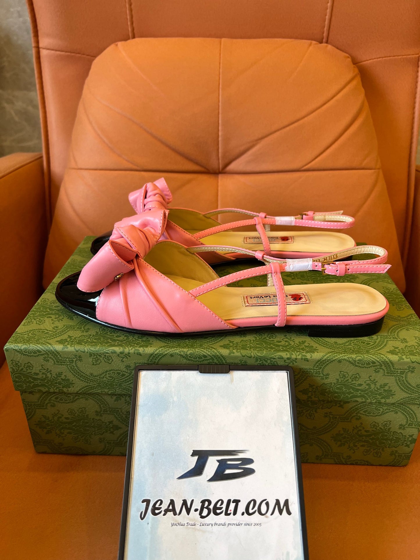 Sandália rasteira rosa com laço da Gucci