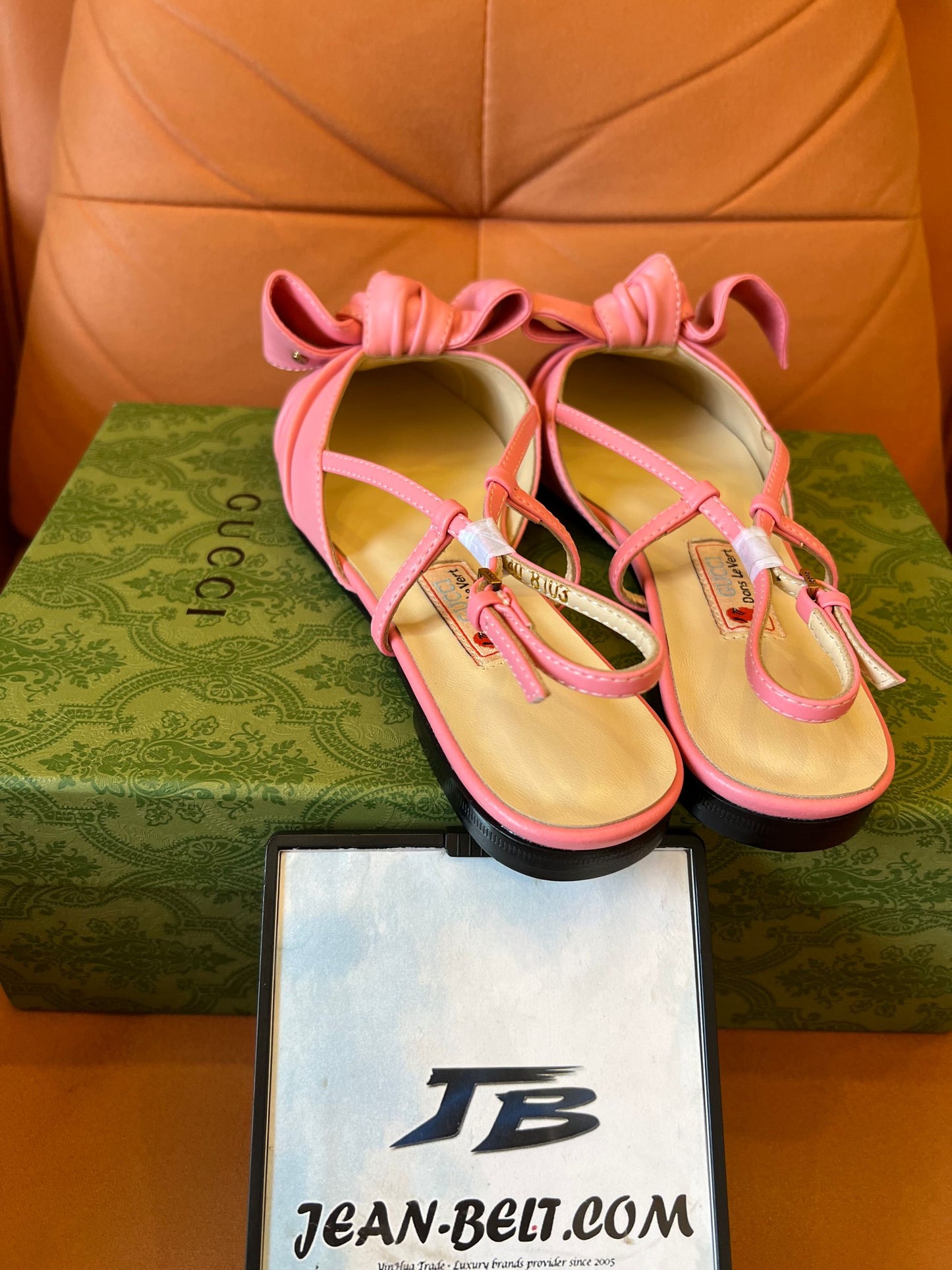 Sandália rasteira rosa com laço da Gucci