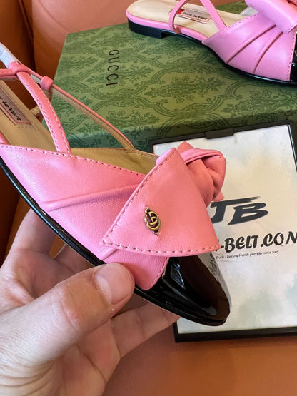 Sandália rasteira rosa com laço da Gucci
