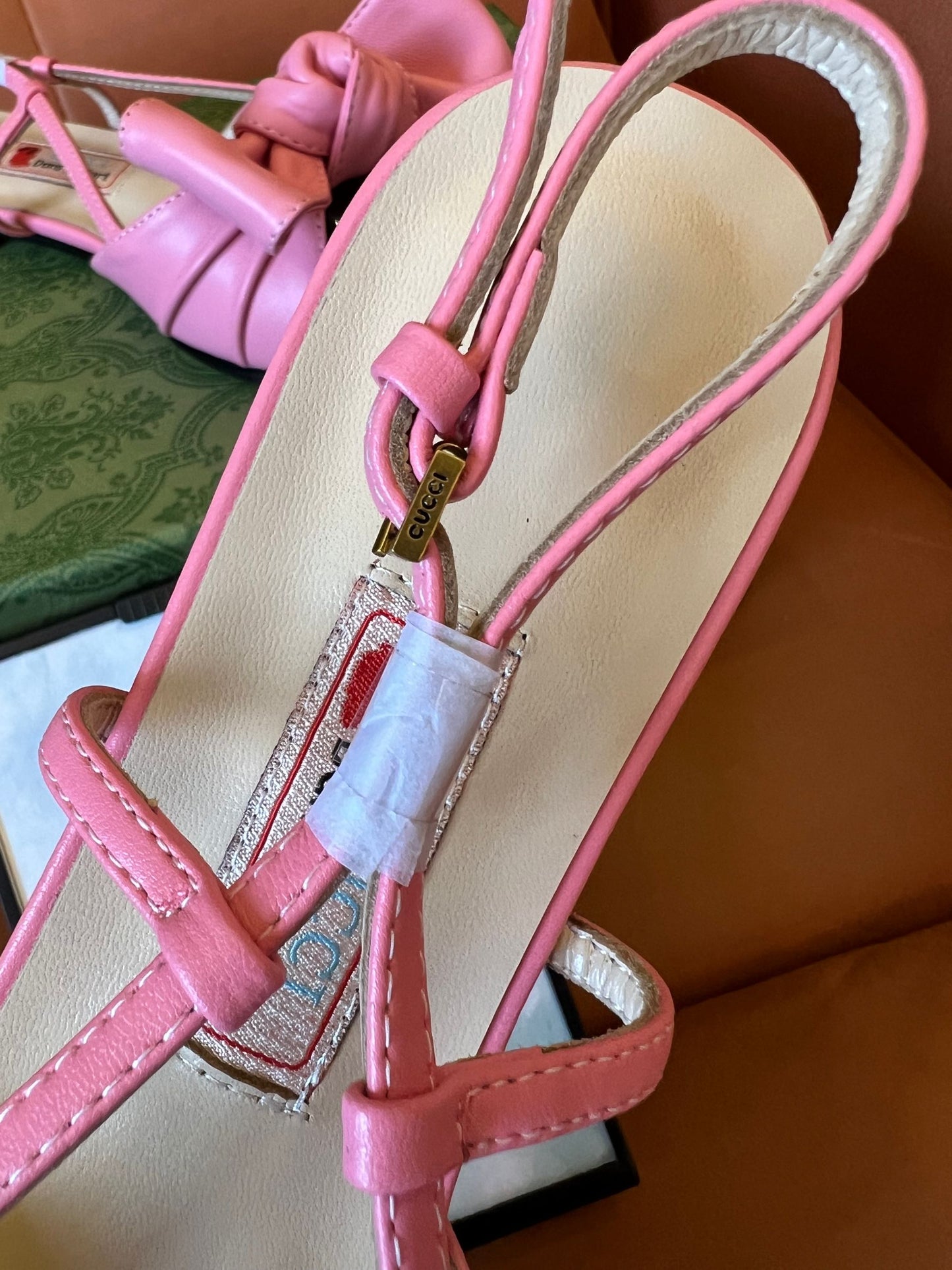 Sandália rasteira rosa com laço da Gucci