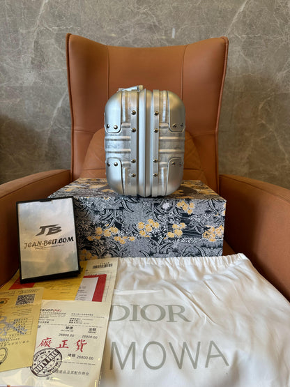 Valise à main grise Dior × Rimowa