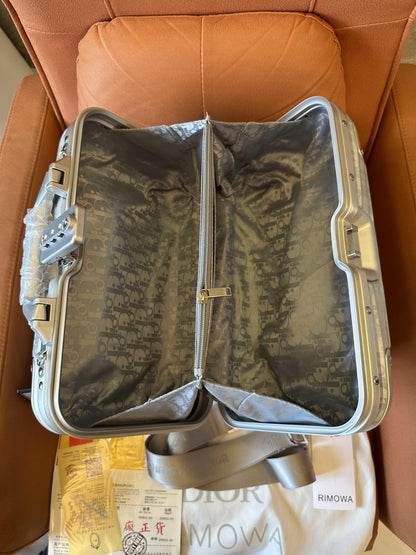Valise à main grise Dior × Rimowa