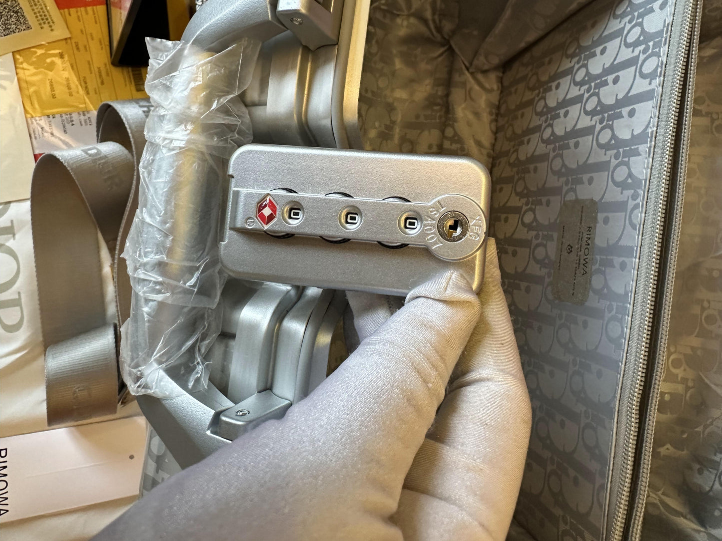Valise à main grise Dior × Rimowa