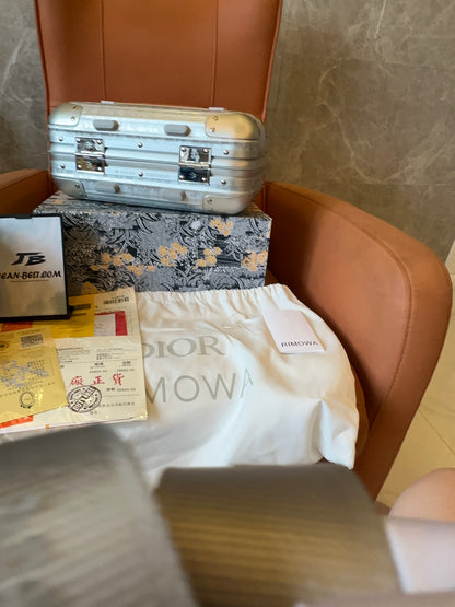 Valise à main grise Dior × Rimowa