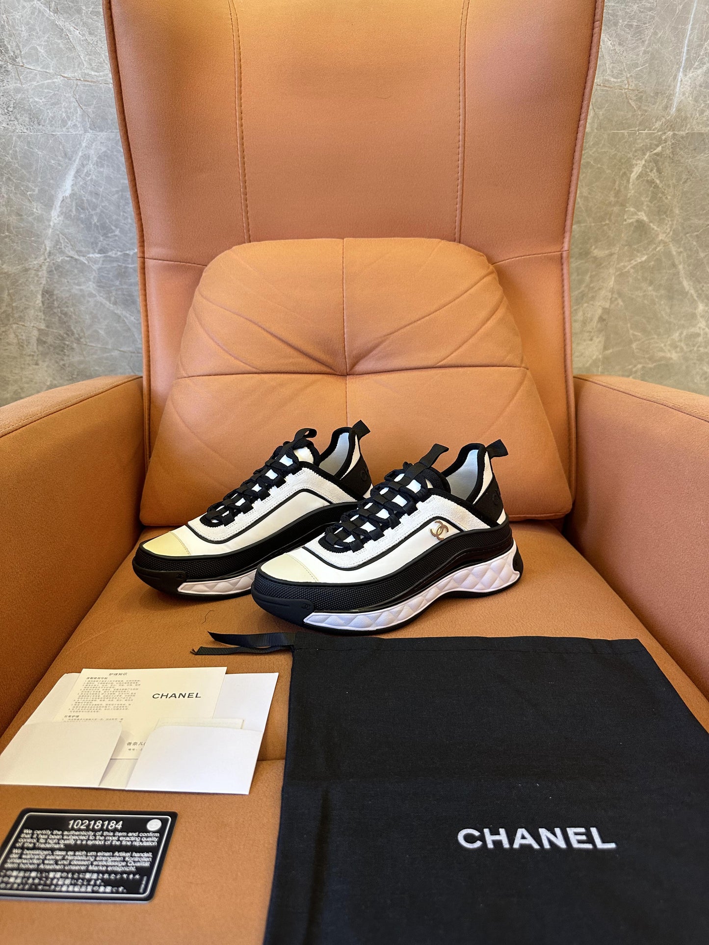 Zapatillas gruesas con logo CC entrelazado de Chanel