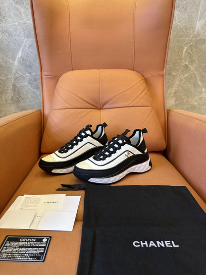 Zapatillas gruesas con logo CC entrelazado de Chanel
