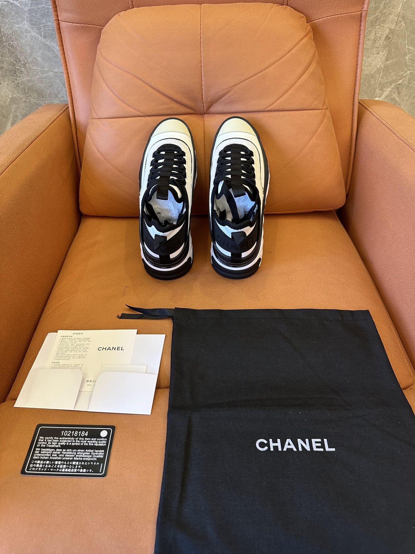 Zapatillas gruesas con logo CC entrelazado de Chanel