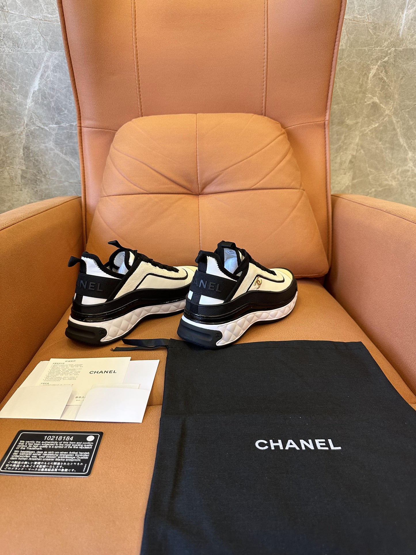 Zapatillas gruesas con logo CC entrelazado de Chanel