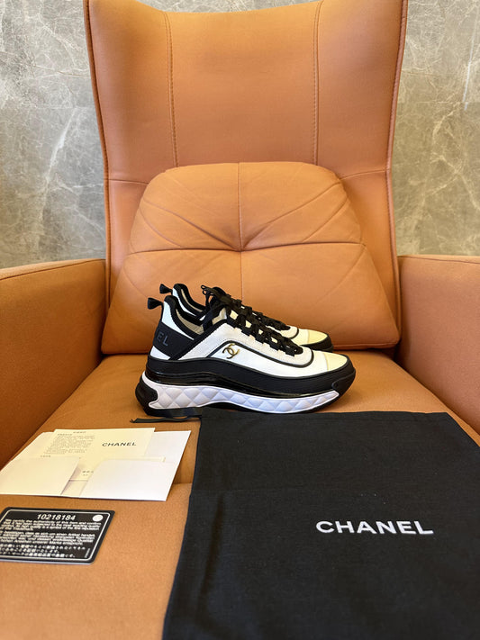 Zapatillas gruesas con logo CC entrelazado de Chanel