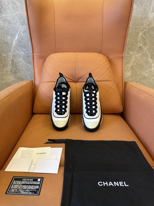 Zapatillas gruesas con logo CC entrelazado de Chanel