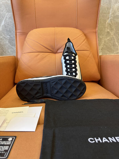 Zapatillas gruesas con logo CC entrelazado de Chanel