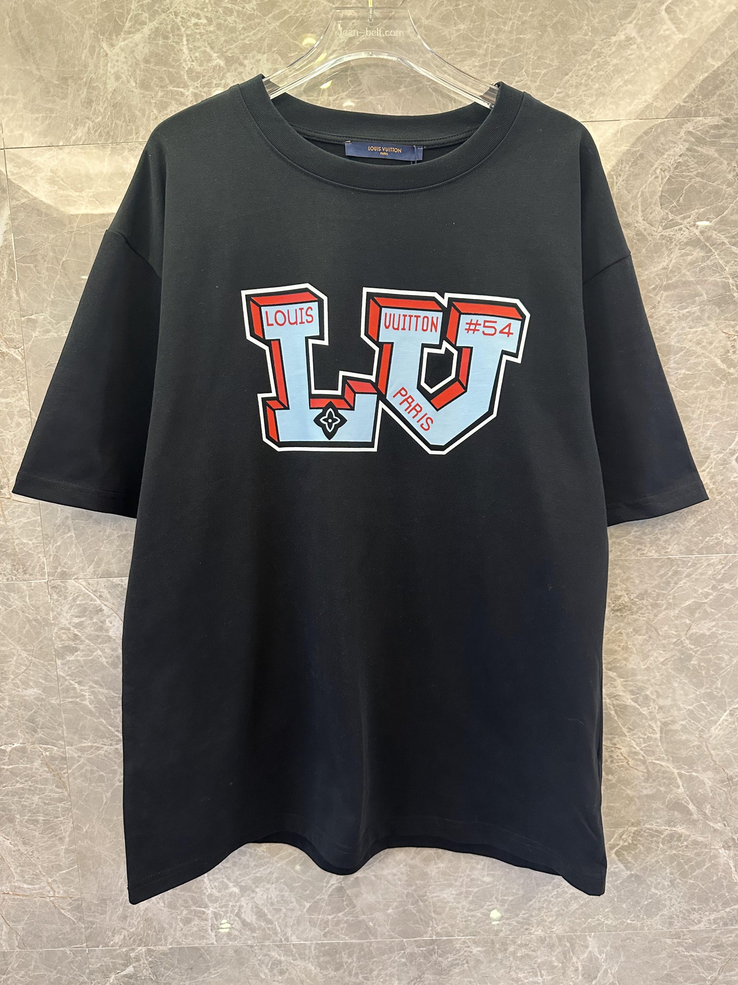 Camiseta gráfica negra de Louis Vuitton con el logo "LV Paris #54"