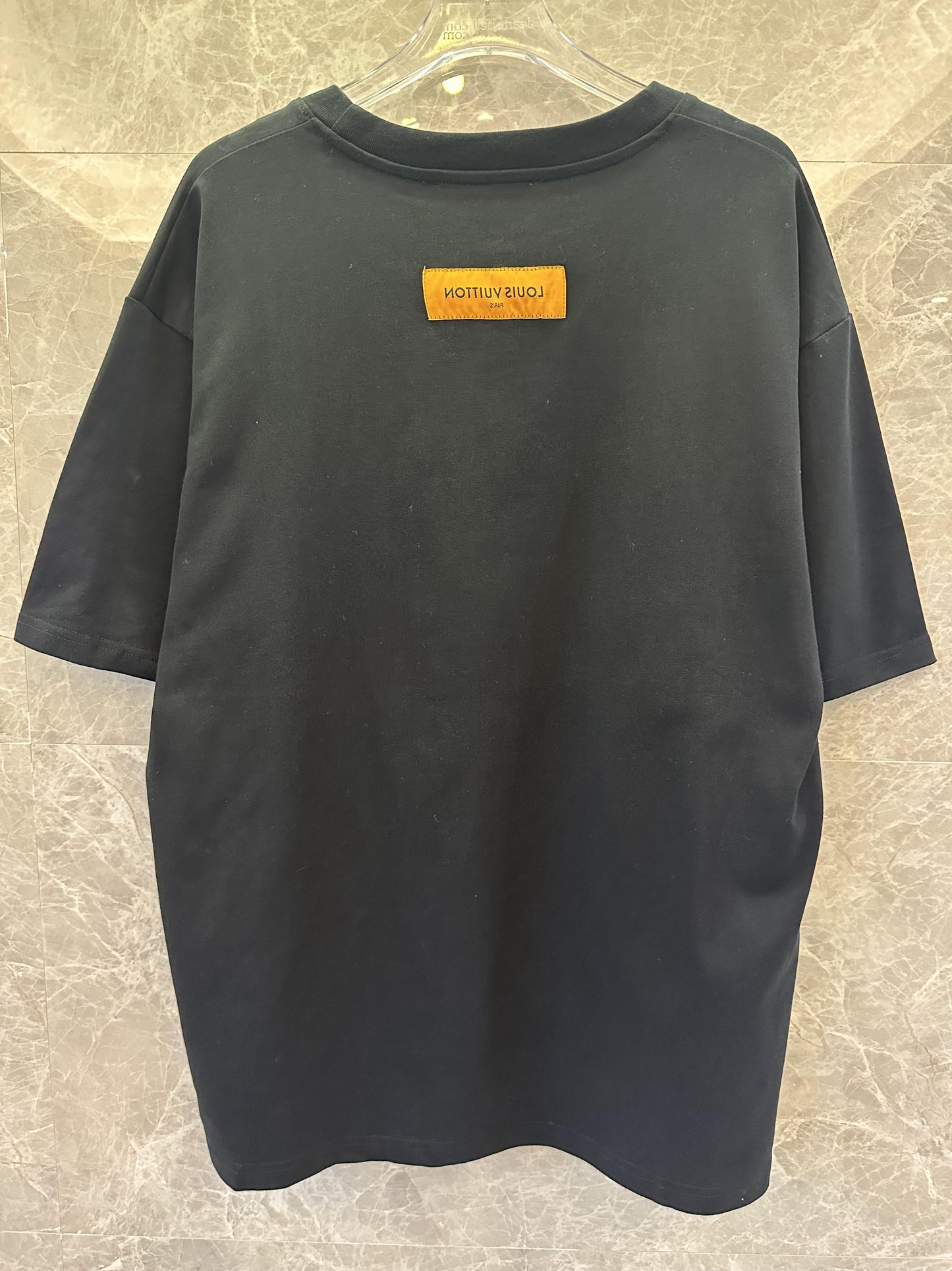 Camiseta gráfica negra de Louis Vuitton con el logo "LV Paris #54"