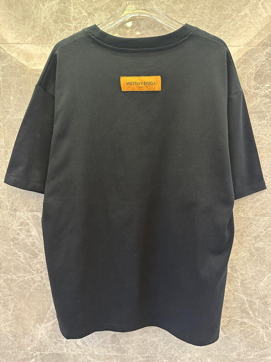 Camiseta gráfica negra de Louis Vuitton con el logo "LV Paris #54"