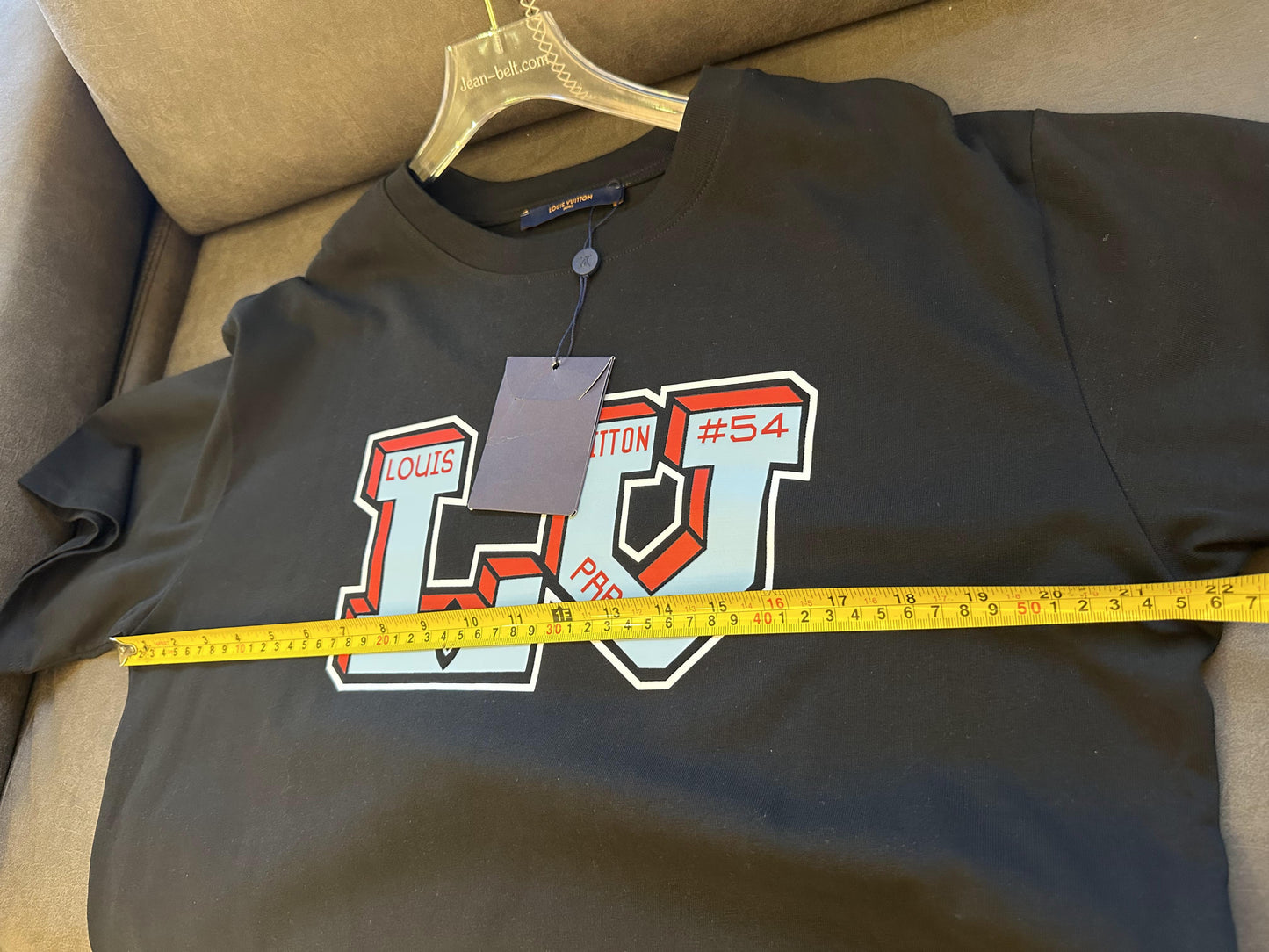 Camiseta gráfica negra de Louis Vuitton con el logo "LV Paris #54"
