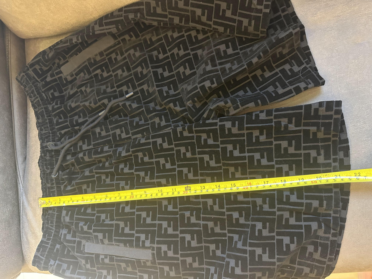 Conjunto de camiseta e shorts de veludo preto com monograma Fendi