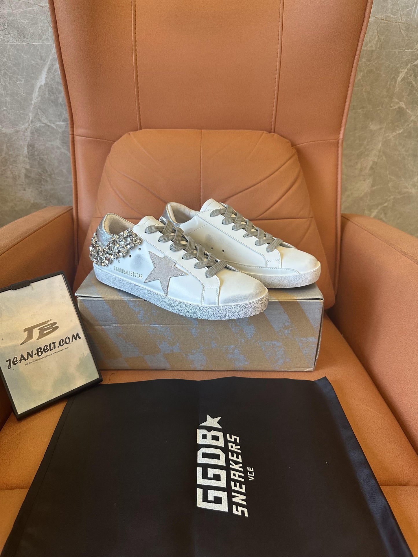 Zapatos viejos blancos con estrella de ganso dorado y diamantes
