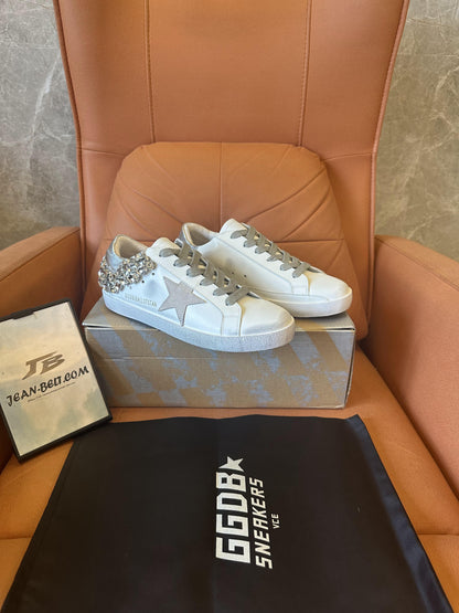 Zapatos viejos blancos con estrella de ganso dorado y diamantes