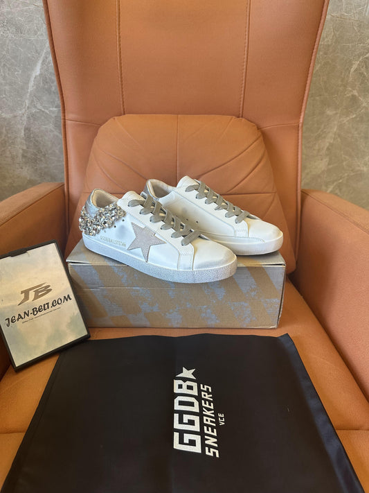 Zapatos viejos blancos con estrella de ganso dorado y diamantes