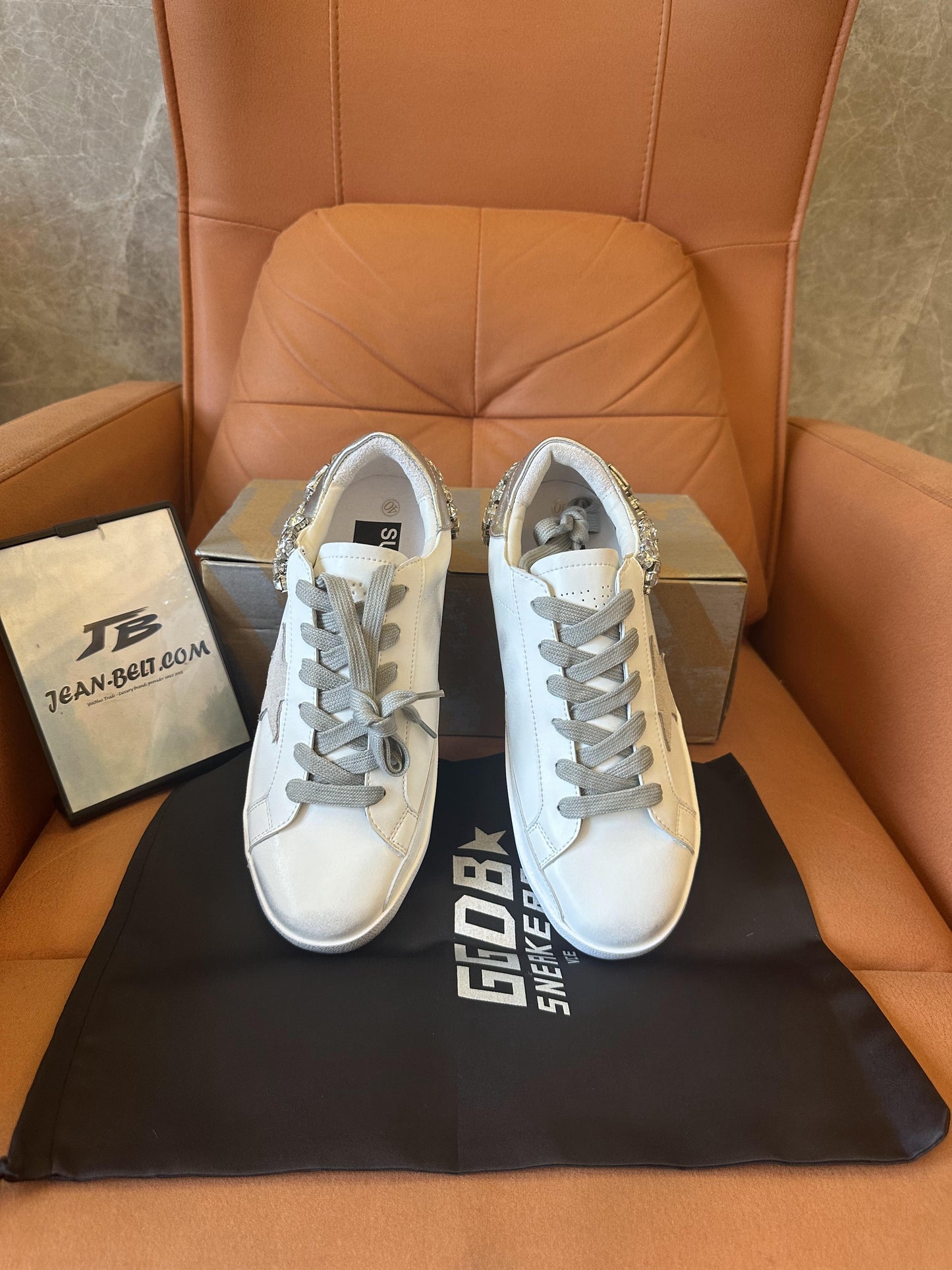 Zapatos viejos blancos con estrella de ganso dorado y diamantes