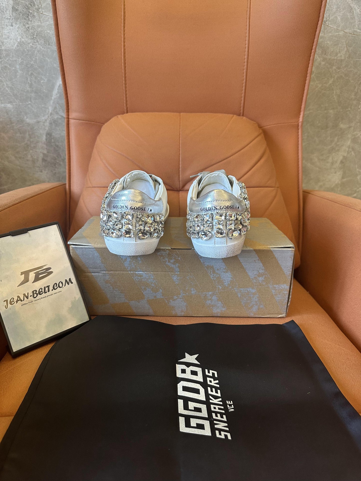 Zapatos viejos blancos con estrella de ganso dorado y diamantes