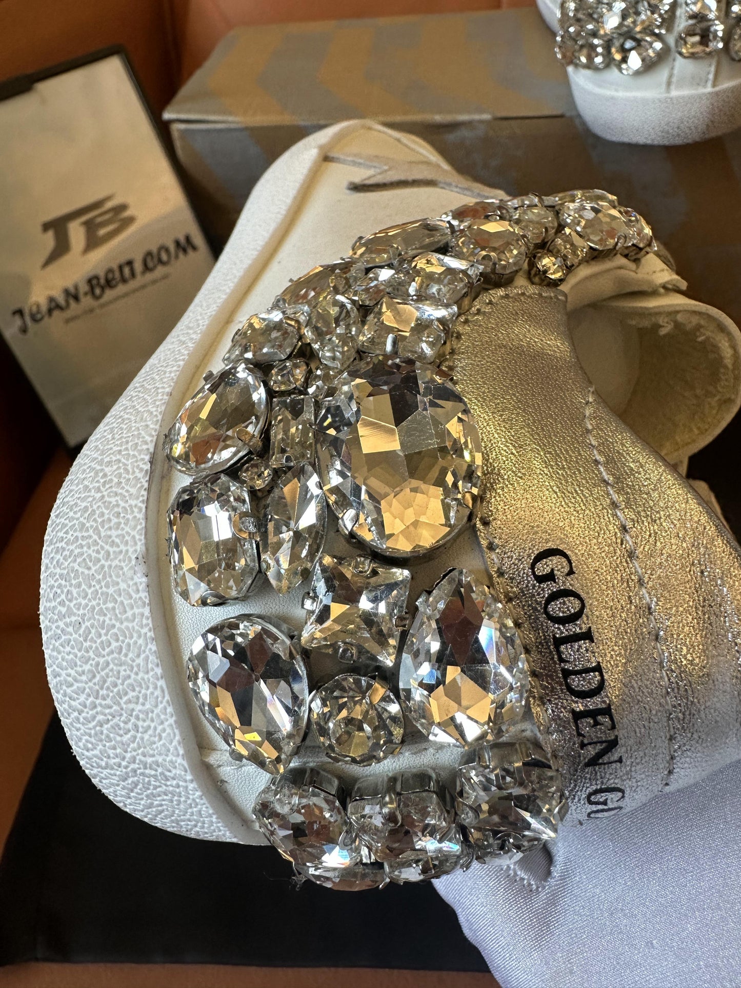 Zapatos viejos blancos con estrella de ganso dorado y diamantes