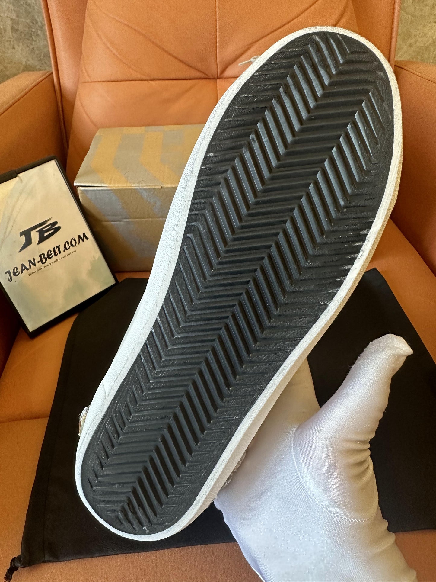 Zapatos viejos blancos con estrella de ganso dorado y diamantes