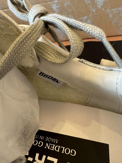 Zapatos viejos blancos con estrella de ganso dorado y diamantes