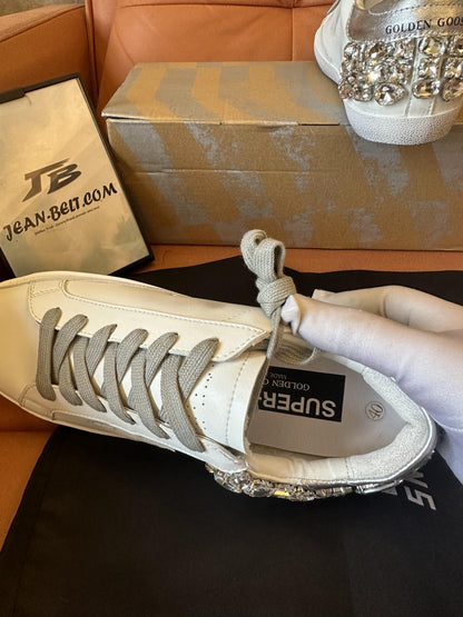 Zapatos viejos blancos con estrella de ganso dorado y diamantes