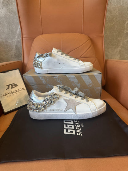 Zapatos viejos blancos con estrella de ganso dorado y diamantes