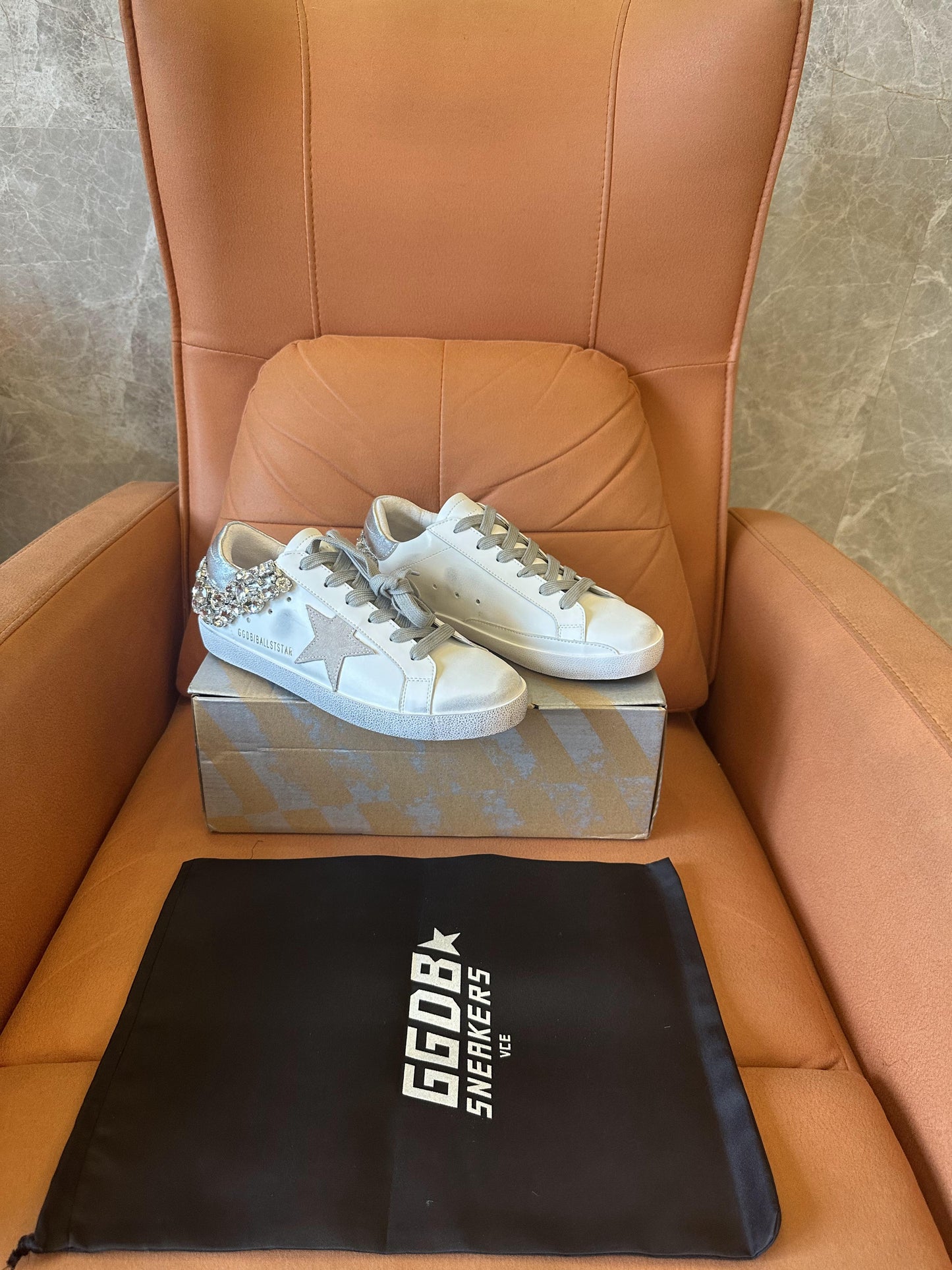 Zapatos viejos blancos con estrella de ganso dorado y diamantes